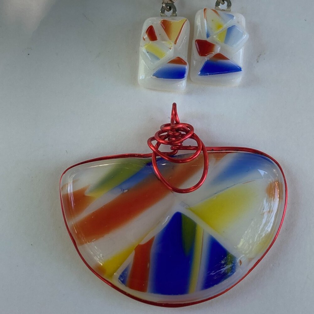 Colorful handmade art glass fan-shaped pendant and matching dangle earrings - Picture 2 of 7